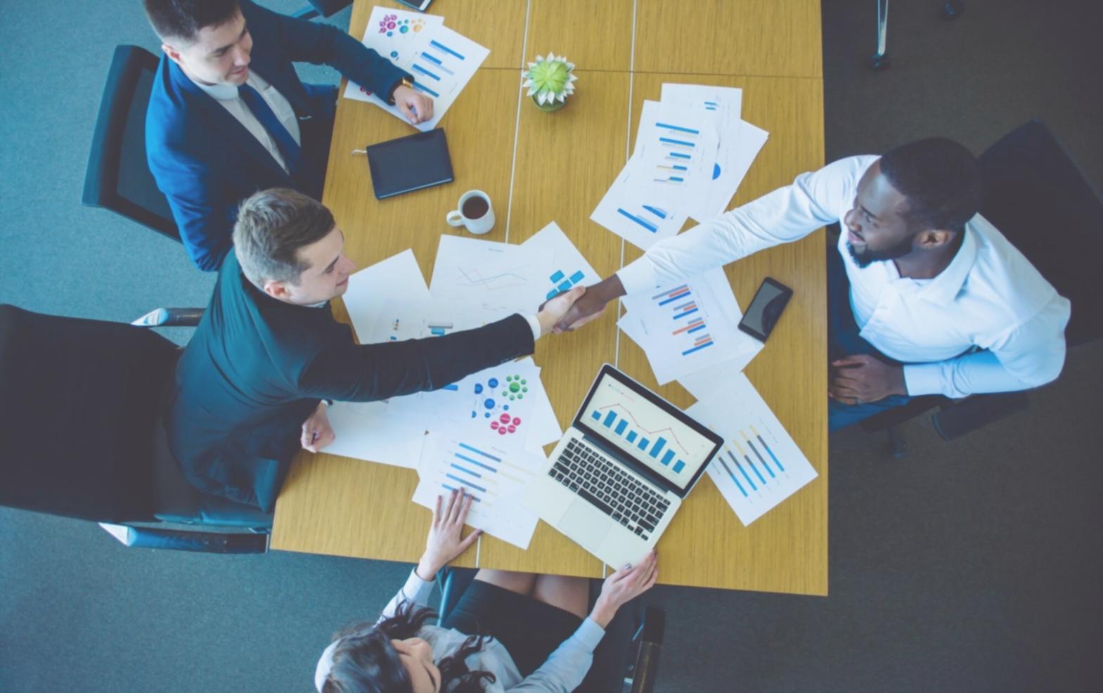 Ambiente di formazione con workstation moderne per la configurazione sistemi